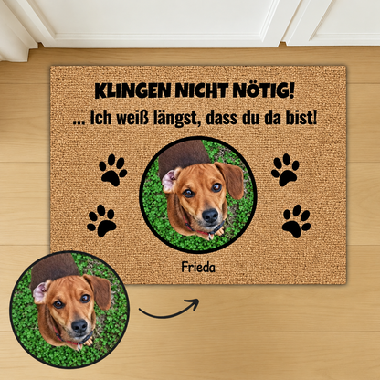 Zerbino personalizzato con foto di un cane e il testo "KLINGEN NICHT NÖTIG!" in nero.