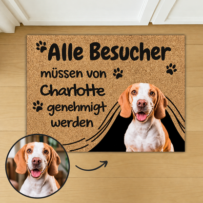 Zerbino personalizzato con scritta e foto di un cane, materiale marrone con design nero e beige.