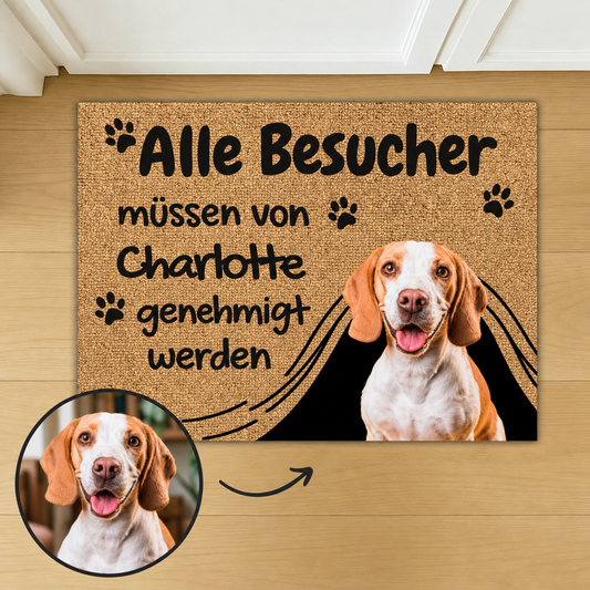 Zerbino personalizzato con scritta e foto di un cane, materiale marrone con design nero e beige.