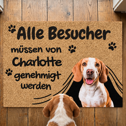 Zerbino in moquette personalizzato con la scritta "Alle Besucher müssen von Charlotte genehmigt werden" e motivo di cane.