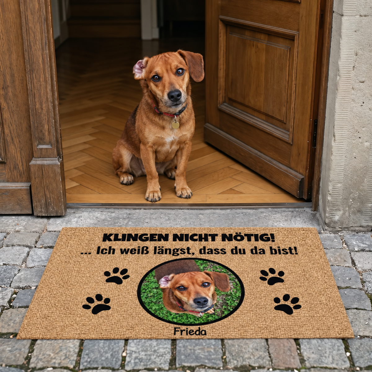 Zerbino personalizzato con la foto di un cane e testo nero su una superficie accogliente.