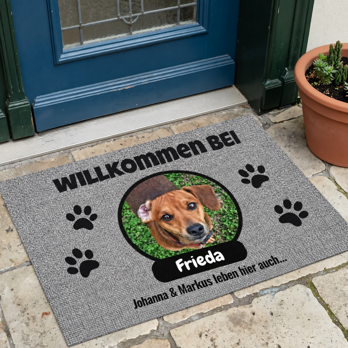 Zerbino grigio personalizzato con foto e targhetta nome, motivo di cane e impronte.