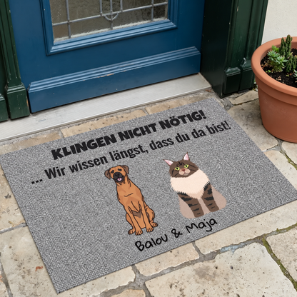 Zerbino personalizzato con scritta e illustrazioni di cane e gatto. Grigio con motivi colorati.