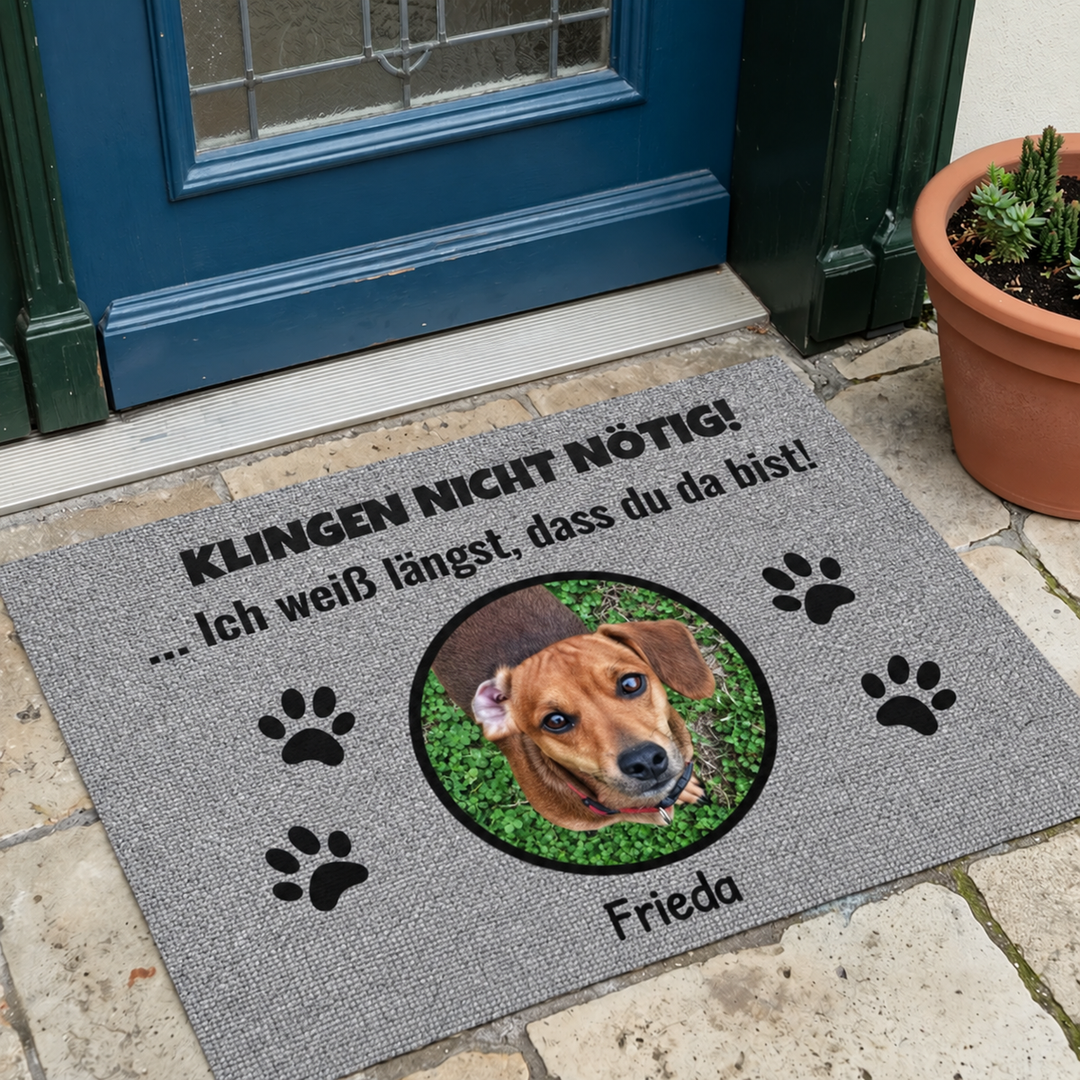 Zerbino grigio personalizzato con foto di un cane e testo nero.
