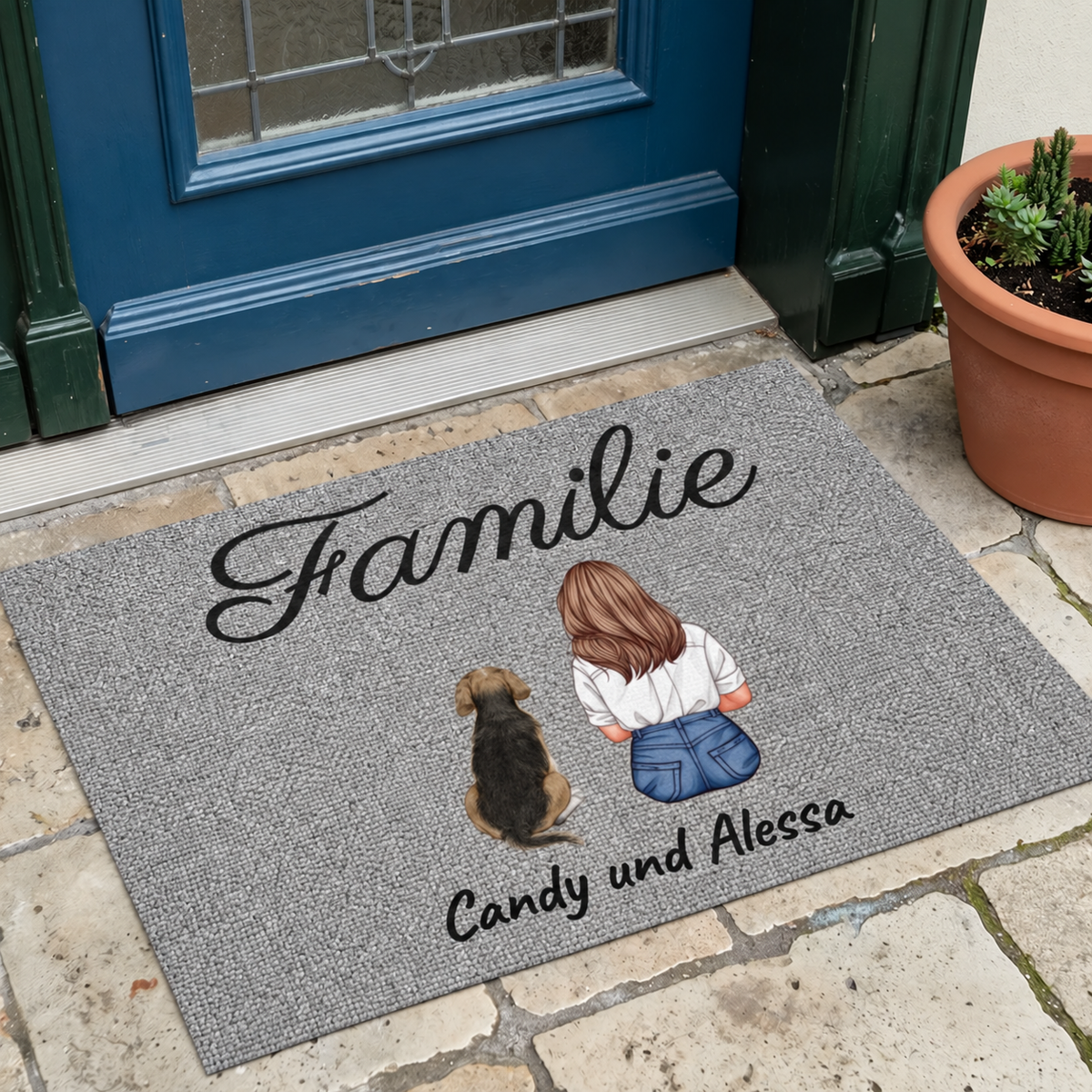 Zerbino grigio personalizzato con la parola "Familie", i nomi Candy e Alessa e l'illustrazione di una persona e un cane.