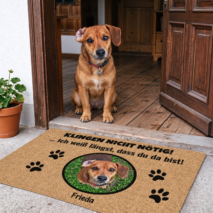 Zerbino personalizzato in materiale simile alla juta con motivo di cane e il nome "Frieda".