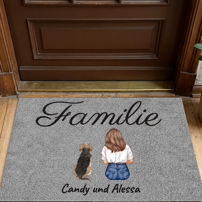Zerbino grigio personalizzato con la scritta "Familie" e illustrazioni di una ragazza con un cane.