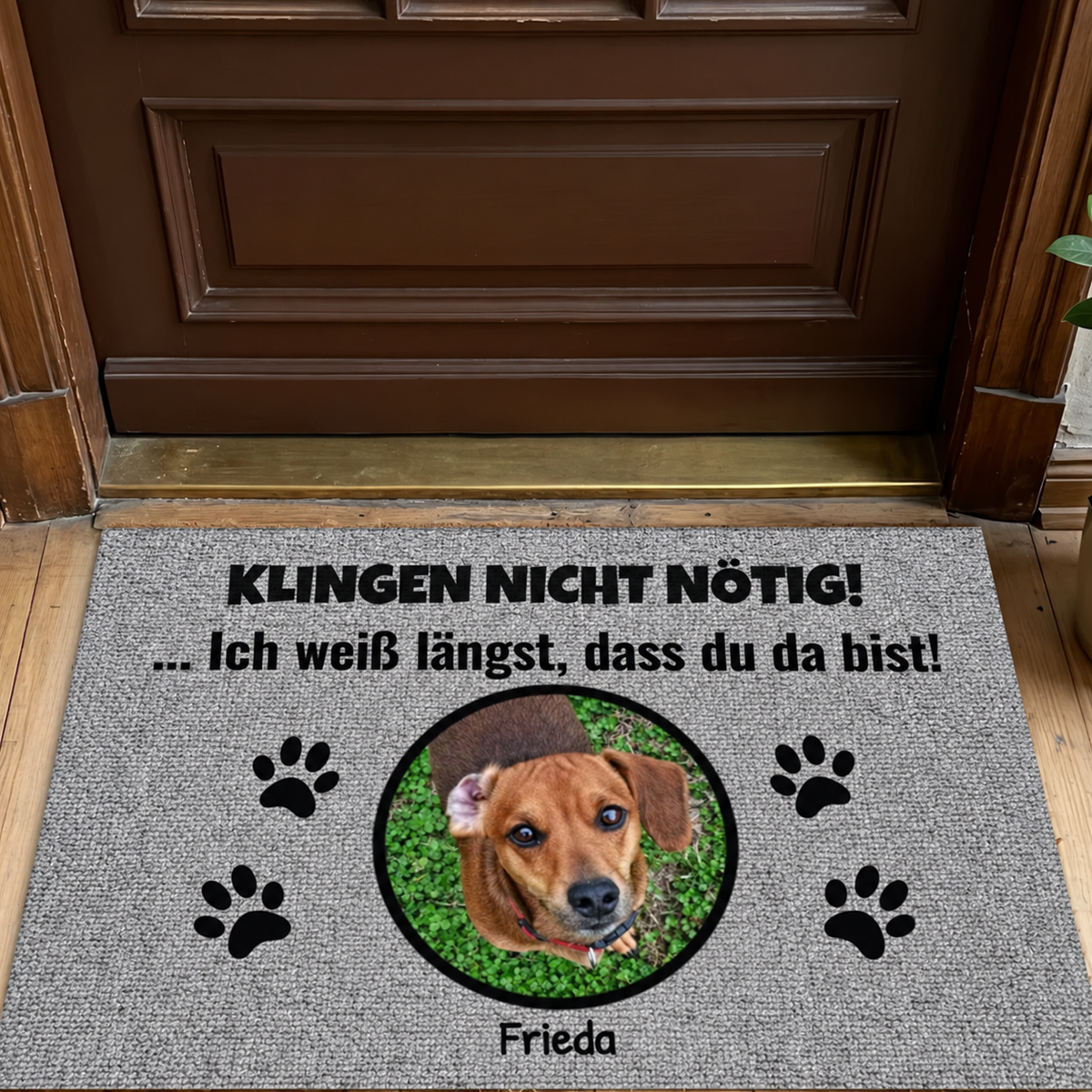 Zerbino personalizzato in tessuto grigio con foto di cane e testo divertente.