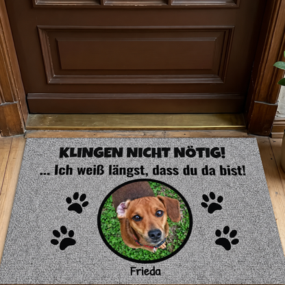 Zerbino personalizzato in tessuto grigio con foto di cane e testo divertente.