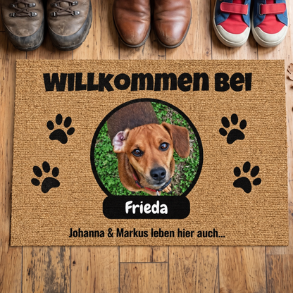 Zerbino in juta personalizzato con foto di cane e nome, marrone con scritta nera e impronte.