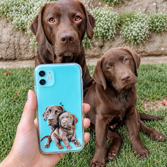 Cover trasparente personalizzata con ritratto di cane, tenuta da una persona davanti a due labrador all'aperto.