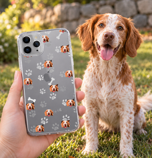 Cover per cellulare personalizzata con musetti di cani e ossi su sfondo grigio.