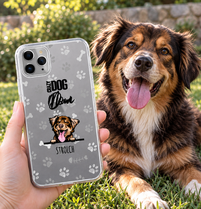 Cover trasparente personalizzata con motivo di cane e impronte. Cane sorridente seduto sull'erba.