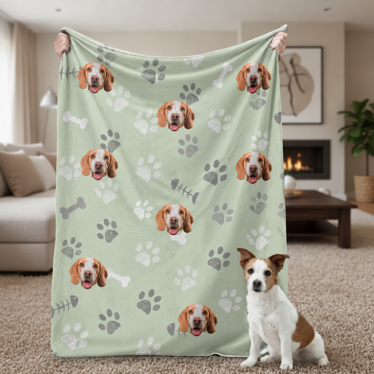 Coperta per animali verde personalizzata con motivi di cani, tenuta da una persona in soggiorno.