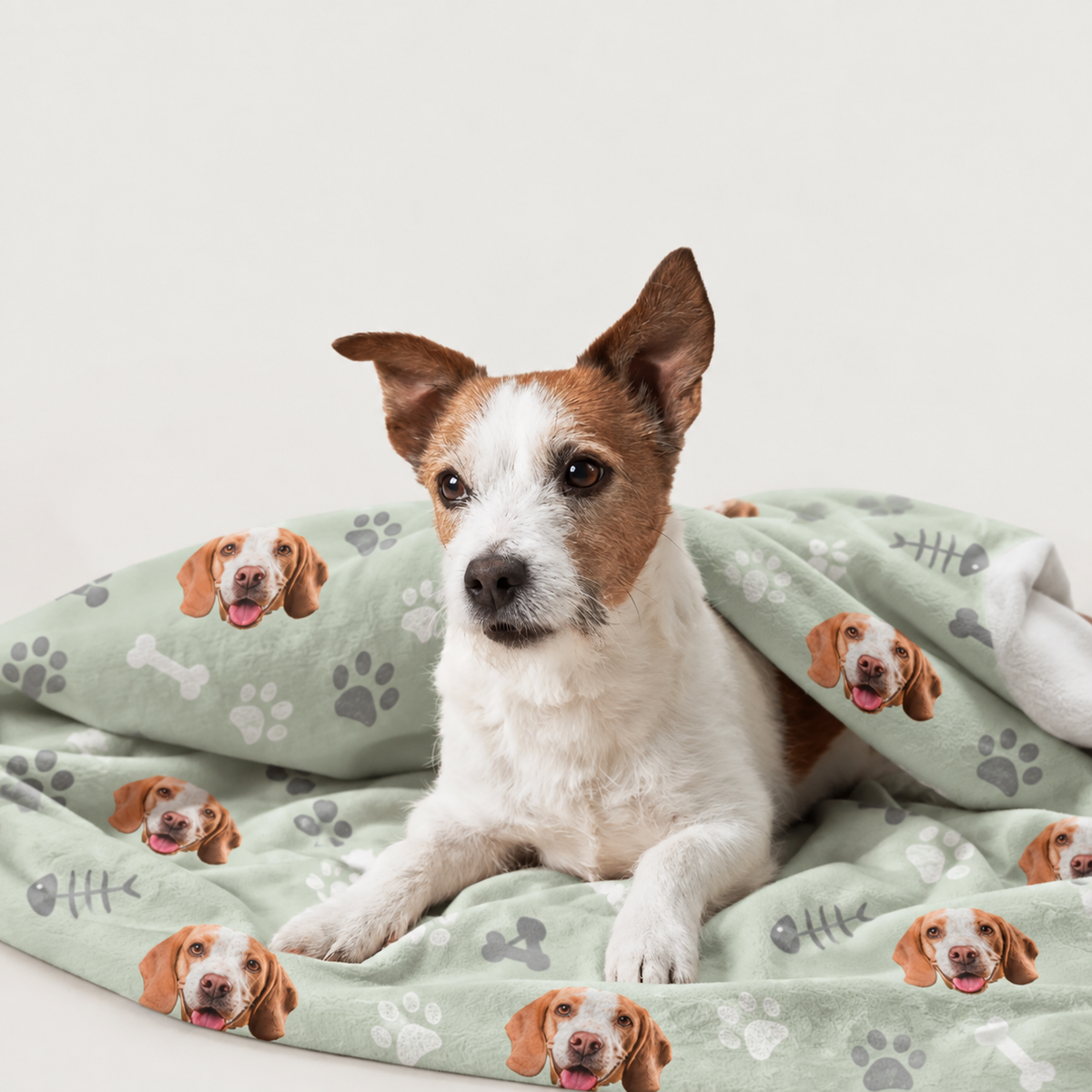 Coperta per animali personalizzata con sfondo verde e motivi di cani stampati, che avvolge un cane.