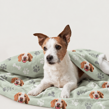Coperta per animali personalizzata con sfondo verde e motivi di cani stampati, che avvolge un cane.
