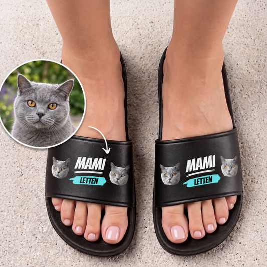 Ciabatte nere con motivi di gatti e la scritta "MAMI LETTEN".