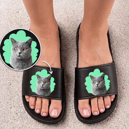 Ciabatte nere con ritratto di gatto grigio personalizzato su sfondo verde.