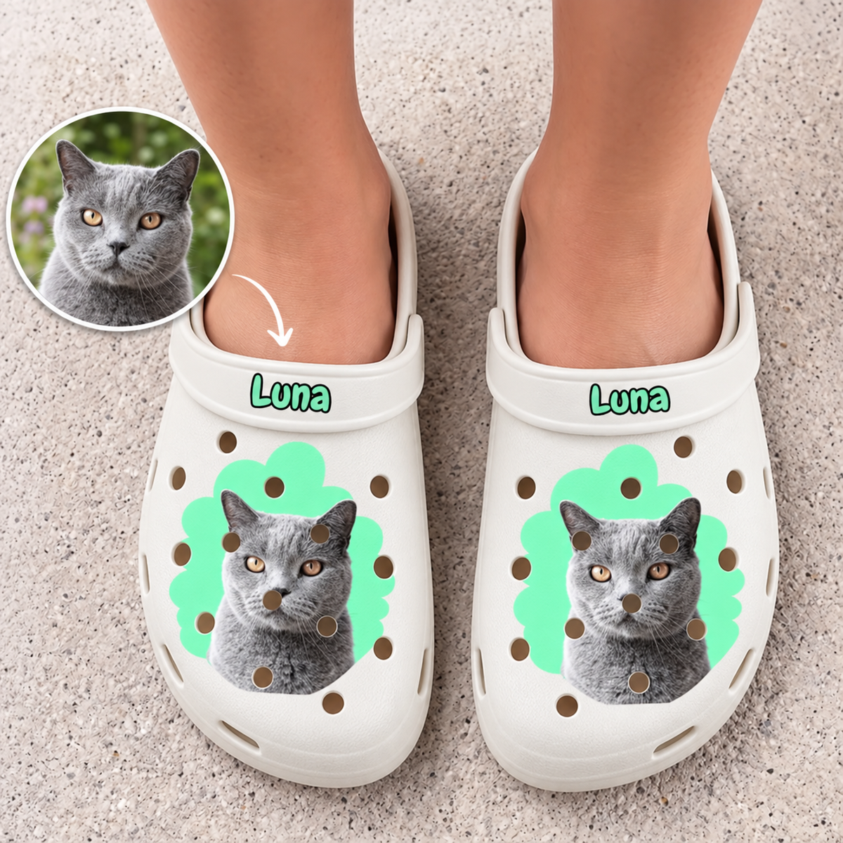 Zoccoli bianchi personalizzati con gatto e nome, accenti di design verdi e fori di aerazione.
