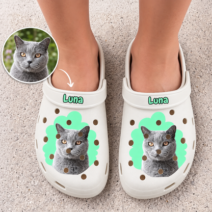 Zoccoli bianchi personalizzati con gatto e nome, accenti di design verdi e fori di aerazione.
