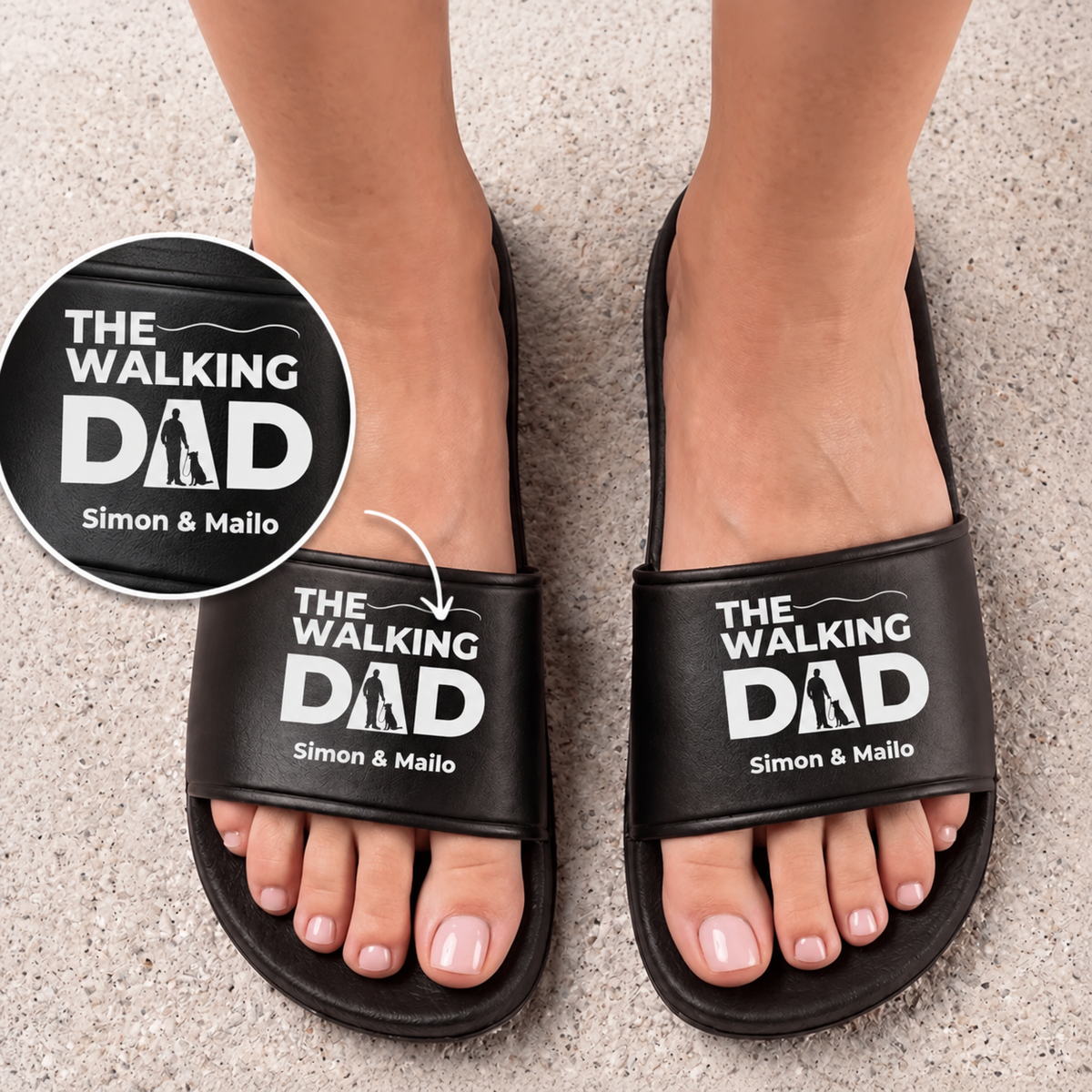 Ciabatte nere con la stampa "THE WALKING DAD" e nomi personalizzati.