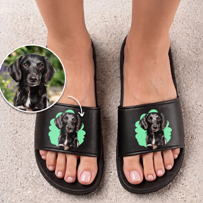 Ciabatte nere con illustrazione di cane personalizzata sulla parte superiore.