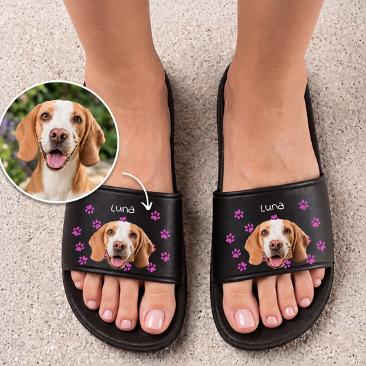 Ciabatte nere personalizzate con motivo di cane e il nome "Luna".