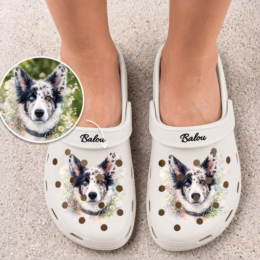 Zoccoli color crema personalizzati con stampa ad acquerello di un cane e il nome "Balou".