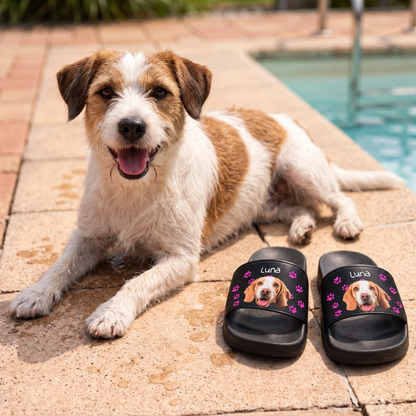 Ciabatte personalizzate con motivo di cane e nome, suola nera, sul bordo piscina accanto a un cane.