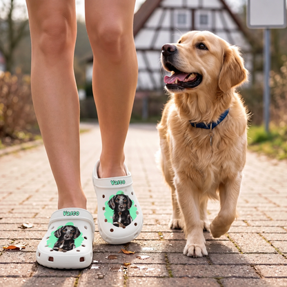 Persona che indossa zoccoli bianchi personalizzati con ritratto dell'animale su un sentiero con un golden retriever.