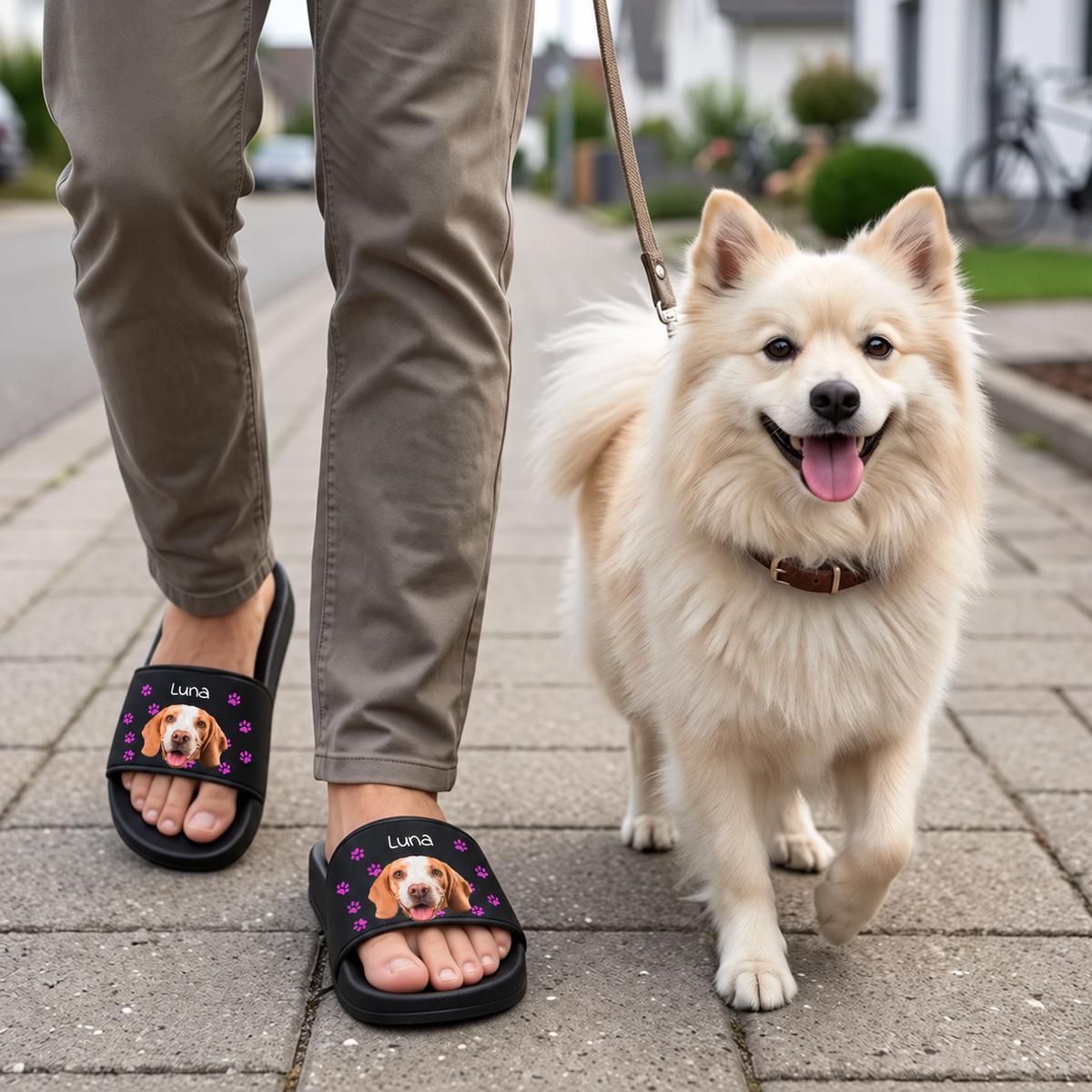 Ciabatte nere personalizzate con immagine di cane e motivi floreali. Chi le indossa porta a spasso il cane.