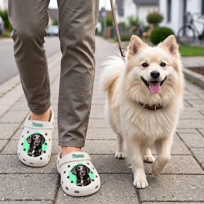 Zoccoli beige personalizzati con ritratto dell'animale, indossati da una persona per strada accanto a un cane.