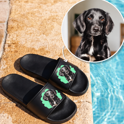 Ciabatte nere con ritratto dell'animale verde sul cinturino. Ideali per gli amanti degli animali.