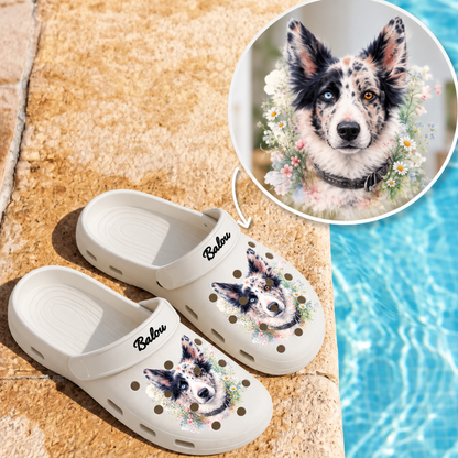Zoccoli beige personalizzati con disegno di cane ad acquerello e il nome "Balou".