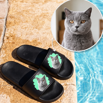 Ciabatte nere con ritratto di gatto personalizzato sul cinturino.