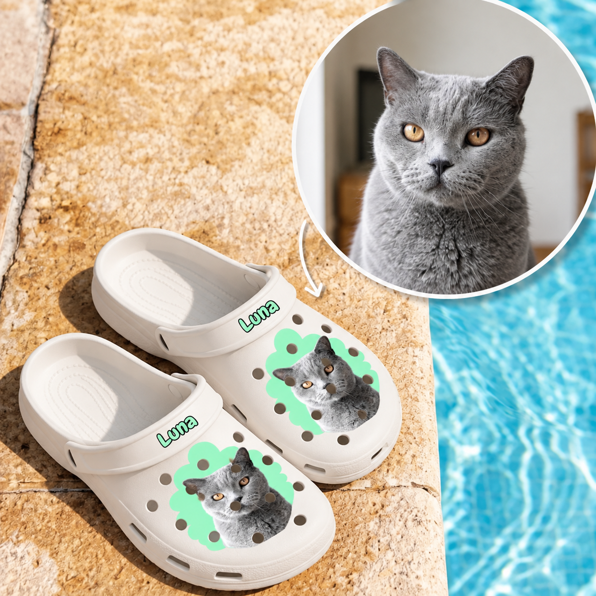 Zoccoli bianchi personalizzati con ritratto di gatto grigio e il nome "Luna" sulla parte superiore.