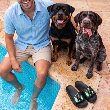 Ciabatte nere personalizzate con ritratto dell'animale, accanto a un uomo e due cani a bordo piscina.