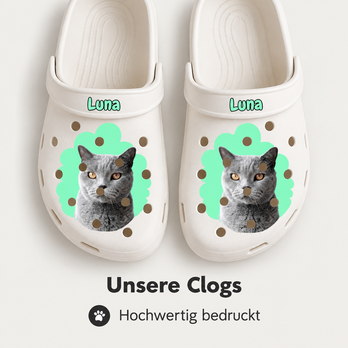Zoccoli bianchi personalizzati con ritratto di gatto e grafica di sfondo verde. Nome "Luna" sulla parte superiore.