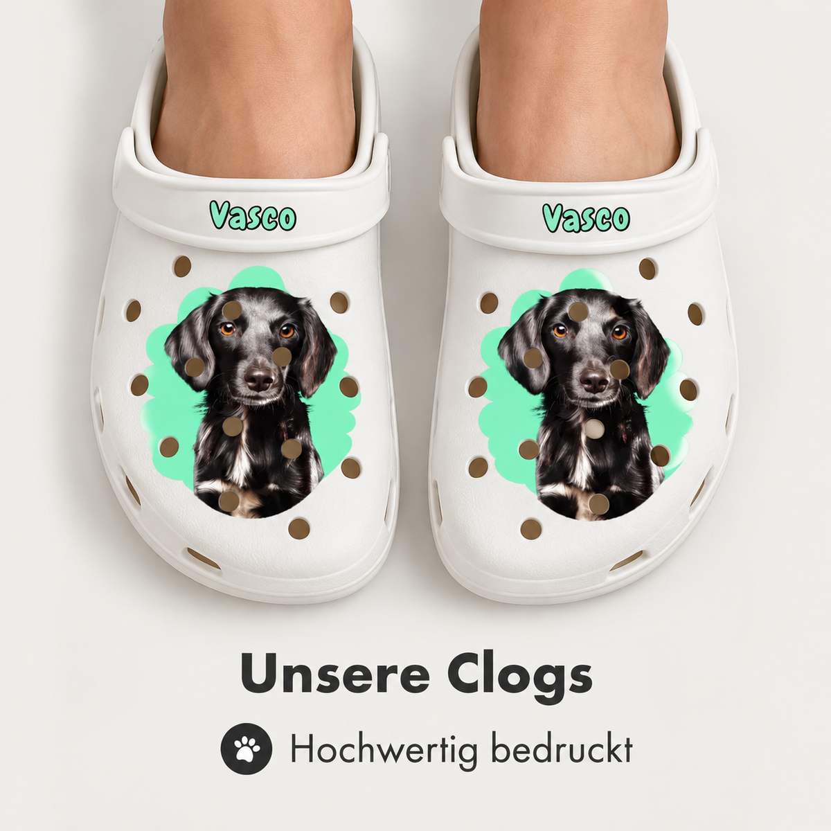 Zoccoli bianchi personalizzati con ritratto di cane e il nome "Vasco" in alto.