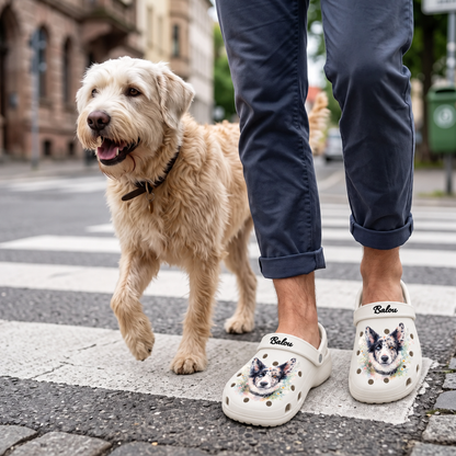 Persona che indossa zoccoli personalizzati con motivo di cane ad acquerello, a passeggio con un cane.